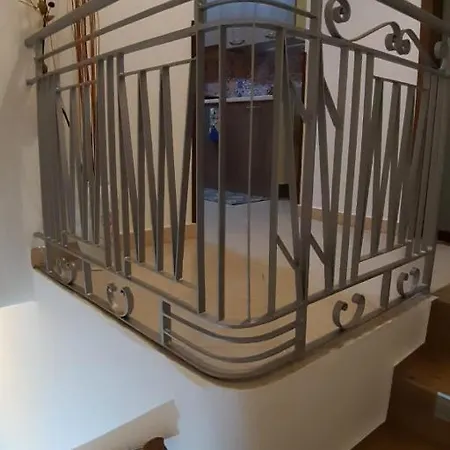 Sikelia House アパート チェファル